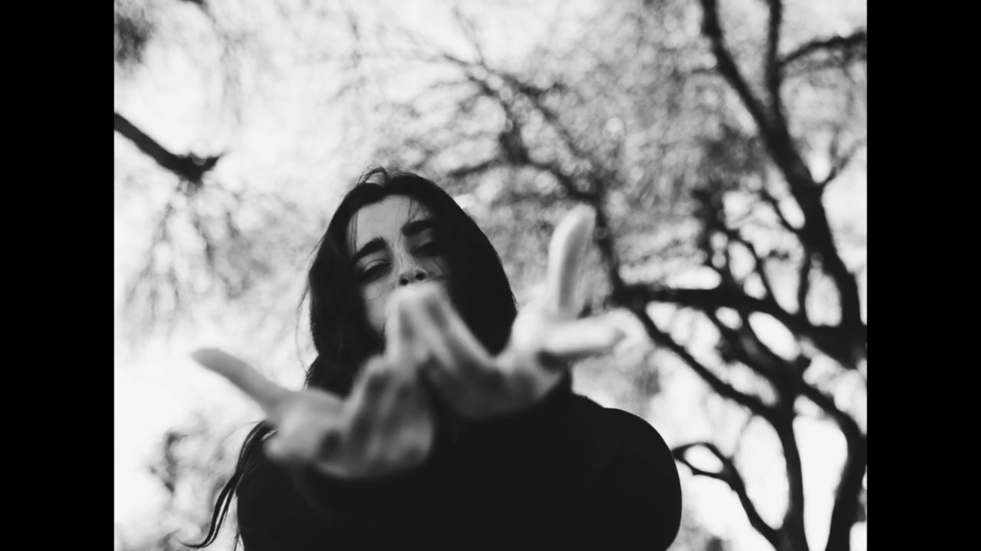 Lauren Jauregui en el video musical de 'The Day The World Blows Up'